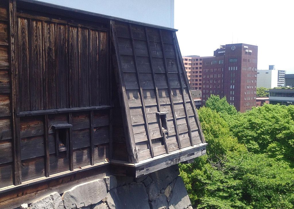 熊本城源之進櫓にある石落し。袴型と呼ばれる計上の石落としである。