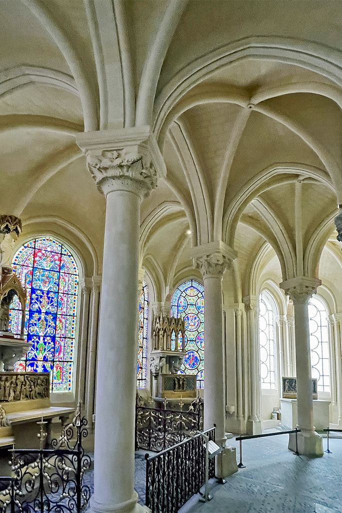 Compare structural and decorative vault systems