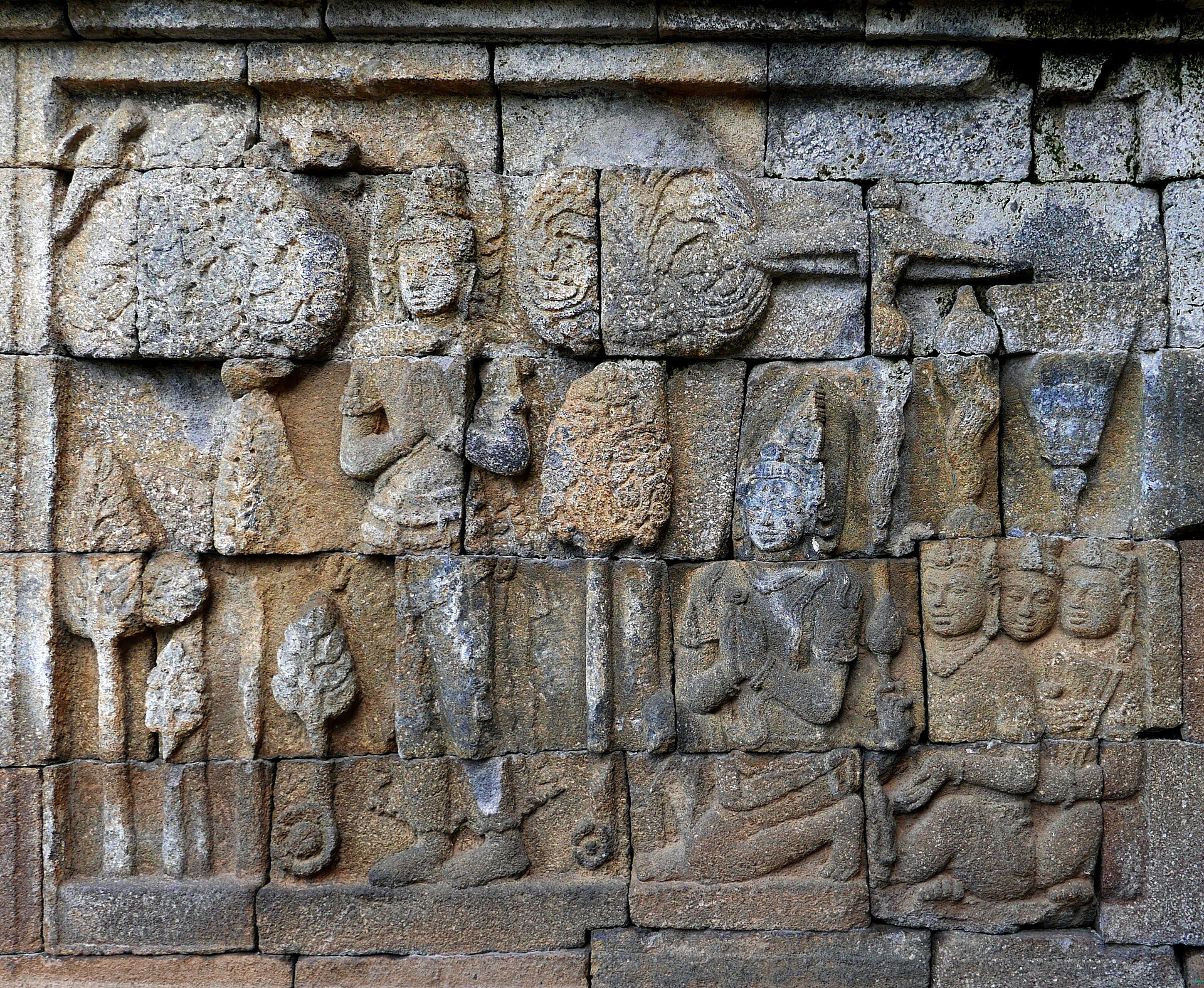Third-gallery Gaṇḍavyūha relief of Sudhana worshipping Maitreya, with worn figures and architectural elements.