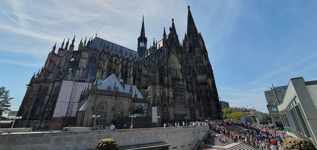 Compare relic pilgrimage and long-duration construction