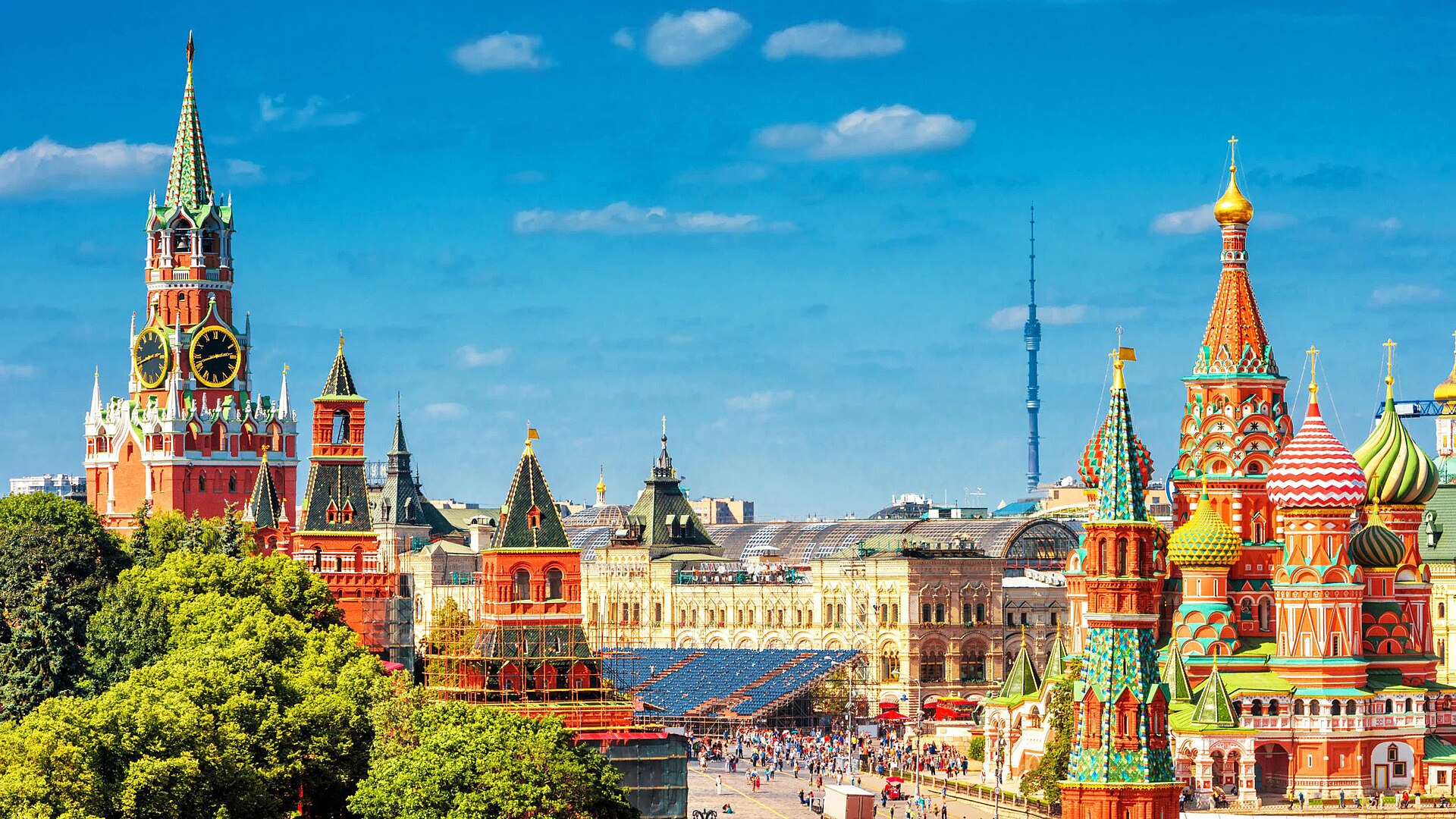 Contemporary view across Red Square: Spasskaya Tower at left and St Basil’s Cathedral at right.