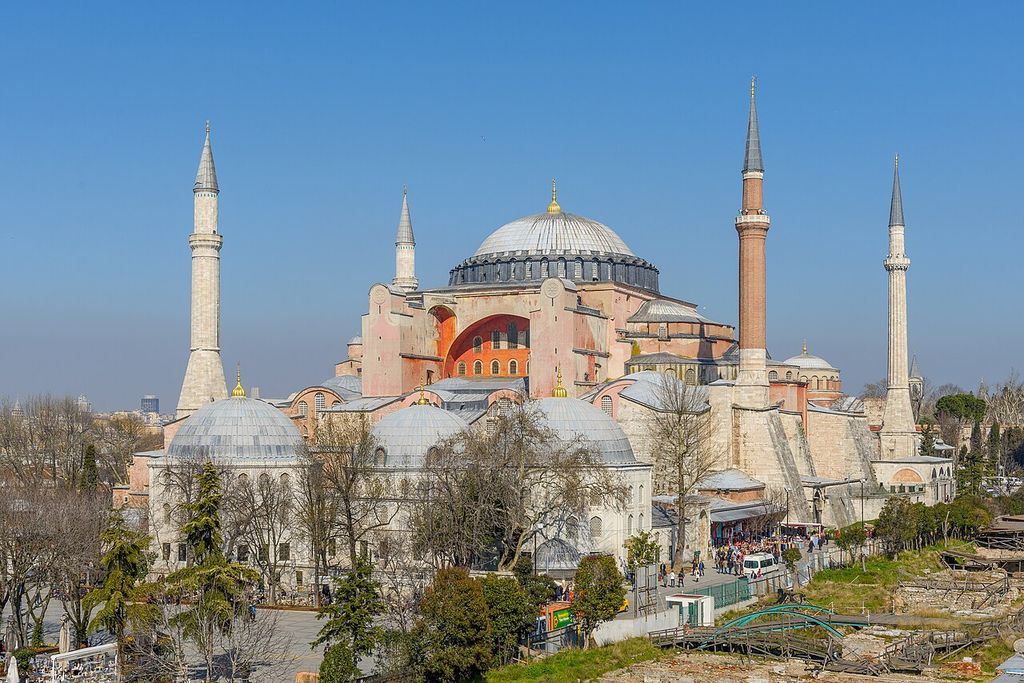 Hagia Sophia’s broad central dome and lower domed volumes surrounded by tall slender minarets.