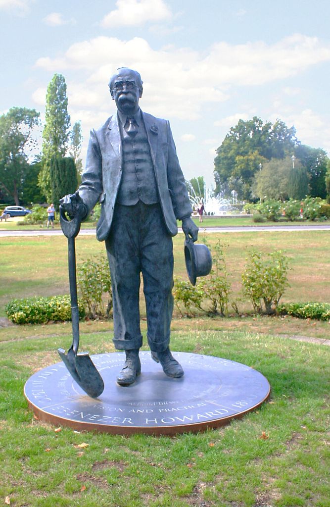 Ebenezer Howard monument, Howardsgate, Welwyn Garden City (1).