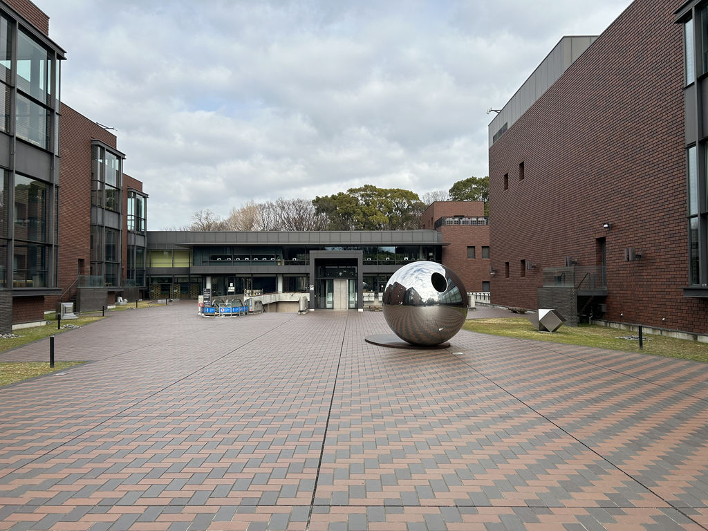 東京都美術館の入口。ここで言及する特別展は会期が限定される。