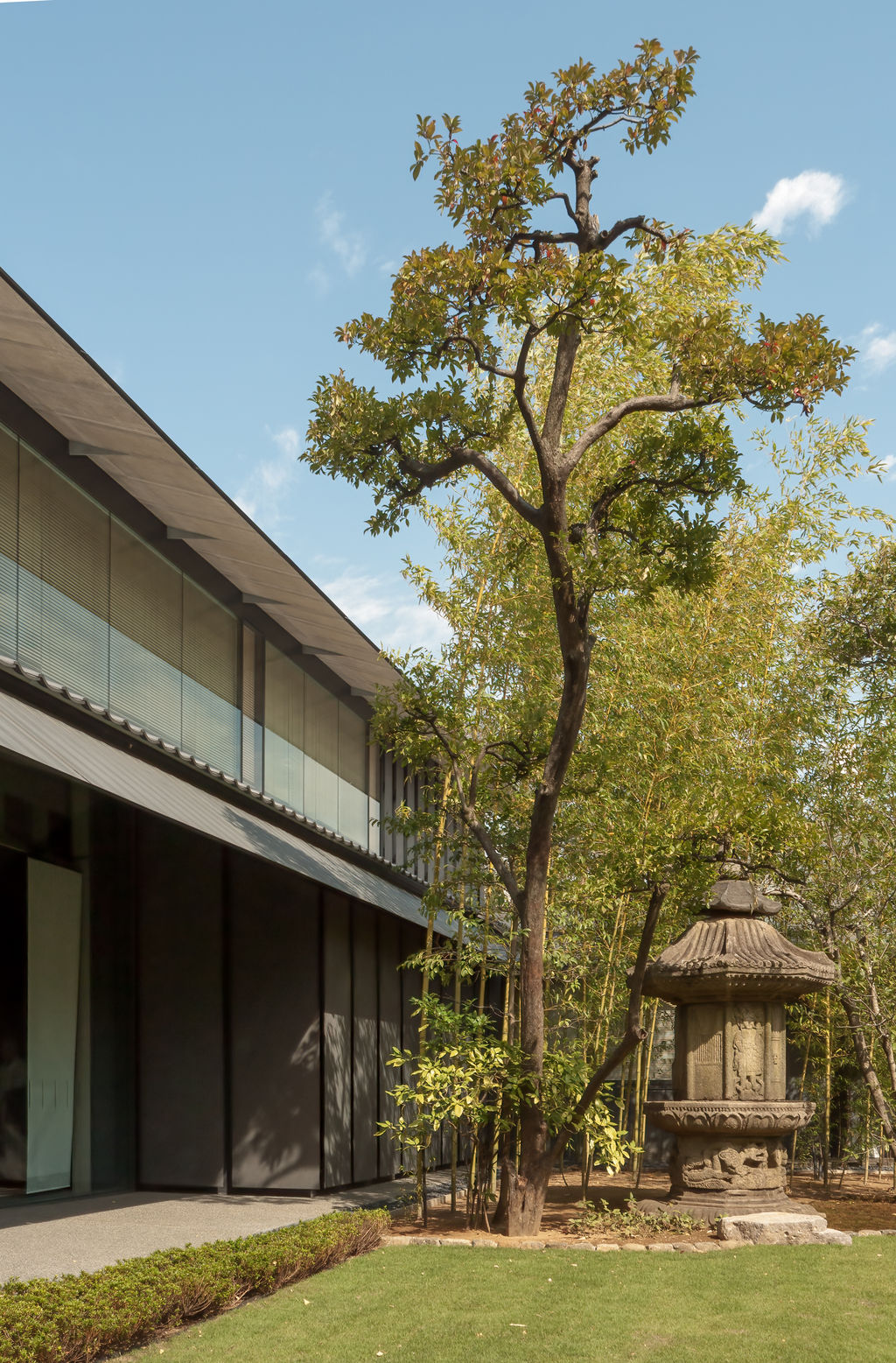 根津美術館の建物と庭。庭園の整備と修復にも歴史がある。