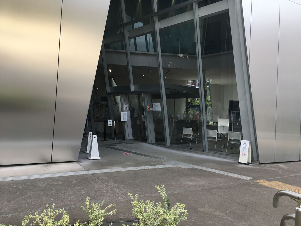すみだ北斎美術館の入口。何が展示中かは当期の出品目録で確認する。