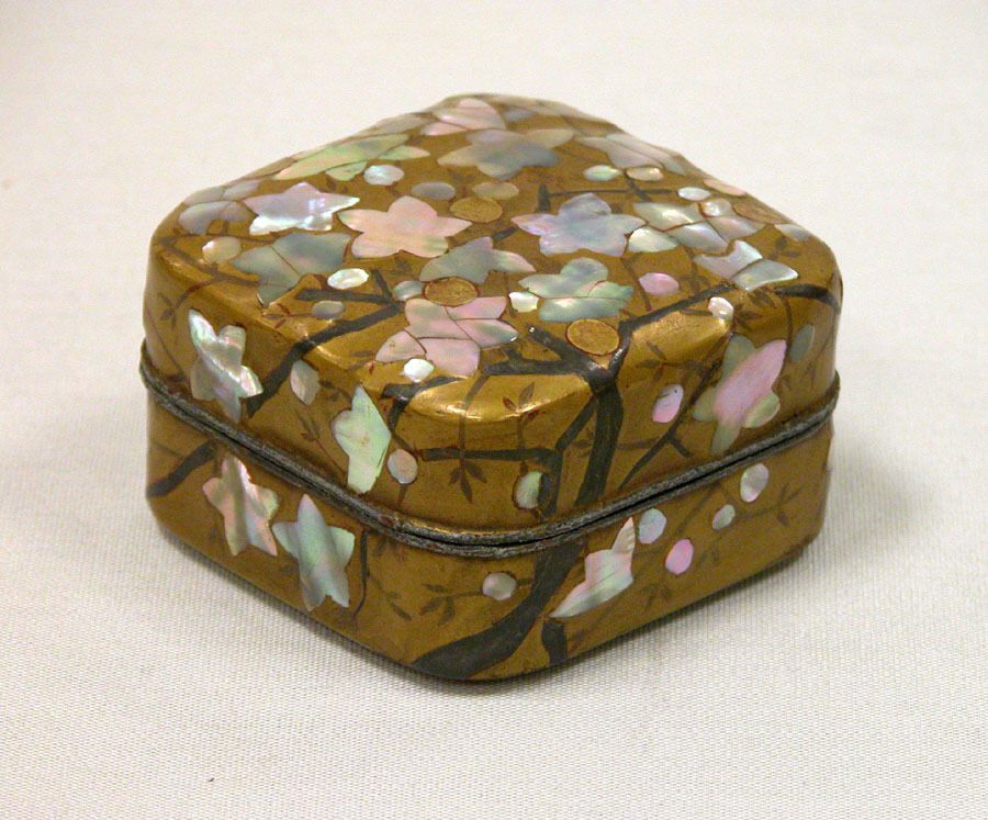 尾形光琳派《Incense Box with Flowering Plum Tree》