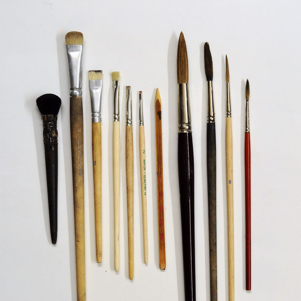 Array of brushes showing pointed, rounded, flat, angled and fan-shaped fibre bundles.